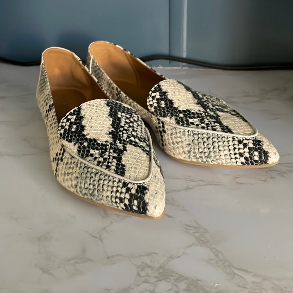 Snake print pointed toe flats/loafers